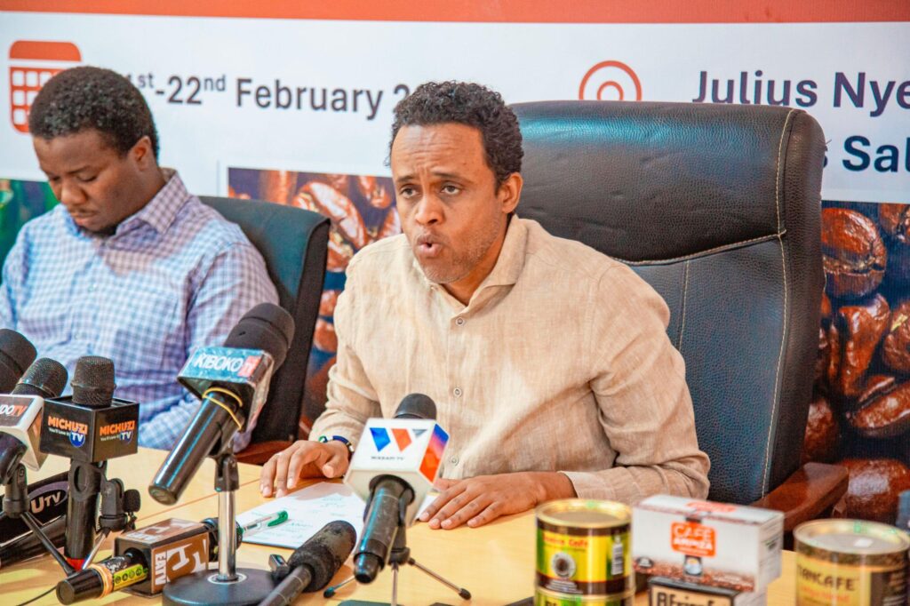 Tanzania imepata heshima kubwa ya kuwa mwenyeji wa Mkutano wa Tatu wa Nchi Zinazozalisha Kahawa Afrika (G-25 African Coffee Summit) unaotarajiwa kufanyika tarehe 21-22 Februari 2025 jijini Dar es Salaam. Mkutano huu, ambao awali umefanyika nchini Kenya na Uganda, utahudhuriwa na viongozi na wadau mbalimbali wa sekta ya kahawa barani Afrika. Mgeni rasmi atakuwa Mheshimiwa Dkt. Samia Suluhu Hassan, Rais wa Jamhuri ya Muungano wa Tanzania. Waziri wa Kilimo, Mheshimiwa Hussein Bashe (Mb), akizungumza na waandishi wa habari tarehe 14 Januari 2025 jijini Dodoma, ameeleza kuwa mkutano huu utakuwa fursa muhimu kwa Tanzania na Afrika kwa ujumla. Waziri Bashe amesema kuwa kupitia mkutano huu, Tanzania itakuwa mwenyeji wa uzinduzi wa “Tamko la Dar es Salaam” (Dar es Salaam Declaration) lenye lengo la kukuza thamani ya zao la kahawa barani Afrika. Mikakati ya Uwekezaji Kwenye Tafiti na Mafunzo ya Kahawa Katika kuhakikisha sekta ya kahawa inakua na kuwa endelevu, kupitia mkutano huu Tanzania inatarajiwa kunufaika kwa miradi miwili mikubwa: 1.	Kituo cha Umahiri na Utafiti wa Kahawa Afrika (Center of Excellence and Research Center for Africa) – Kitajengwa katika Kituo cha Utafiti wa Kahawa Tanzania (TACRI) kilichopo mkoani Kilimanjaro. Kituo hiki kitakuwa kitovu cha uzalishaji wa miche bora na tafiti za kisayansi kuhusu kahawa barani Afrika. 2.	Kituo Mahiri cha Mafunzo ya Uzalishaji wa Kahawa (Center of Excellency for Coffee) – Kituo hiki, Kitajengwa mkoani Dodoma na kitawezesha mafunzo ya kitaalam kwa wadau wa kahawa kuhusu teknolojia na mbinu bora za uzalishaji wa zao hili muhimu.  Mafanikio ya Sekta ya Kahawa Tanzania Mhe, Waziri Hussein Bashe amepongeza juhudi za serikali ya awamu ya sita chini ya Dkt Samia Suluhu Hassan katika kukuza sekta ya kahawa nchini. Amebainisha kuwa uzalishaji wa kahawa umeongezeka kutoka tani 34,000 hadi tani 85,000 mwaka uliopita. Aidha, mauzo ya kahawa nje ya nchi yameongezeka kutoka Dola za Marekani milioni 140 hadi zaidi ya Dola milioni 230. Changamoto na Fursa za Sekta ya Kahawa Afrika Afrika inazalisha asilimia 50 ya kahawa yote duniani, lakini inachangia Dola za Marekani bilioni 2.5 pekee katika soko la kimataifa, ambalo lina thamani ya Dola bilioni 500. Mhe Waziri Hussein Bashe amesisitiza umuhimu wa nchi za Afrika kushirikiana na kuongeza thamani ya kahawa kwa kuachana na uuzaji wa kahawa ghafi na badala yake kuuza kahawa iliyochakatwa. “Katika miaka 10 ijayo, tunataka asilimia 50 ya kahawa inayozalishwa Afrika iongezewe thamani ndani ya bara hili na kufanikisha biashara huru miongoni mwa nchi zetu,” amesema Waziri Bashe. Mkutano wa Tatu wa G-25 African Coffee Summit utatoa mwelekeo mpya wa kimaendeleo katika sekta ya kahawa barani Afrika. Kwa Tanzania, mkutano huu si tu utaleta heshima ya kuwa mwenyeji bali pia utaimarisha nafasi yake kama kitovu cha uzalishaji na utafiti wa kahawa barani Afrika. Wadau wote wa sekta ya kahawa wanahimizwa kushiriki kikamilifu na kuchangia mafanikio ya mkutano huu muhimu. Tanzania imepata heshima kubwa ya kuwa mwenyeji wa Mkutano wa Tatu wa Nchi Zinazozalisha Kahawa Afrika (G-25 African Coffee Summit) unaotarajiwa kufanyika tarehe 21-22 Februari 2025 jijini Dar es Salaam. Mkutano huu, ambao awali umefanyika nchini Kenya na Uganda, utahudhuriwa na viongozi na wadau mbalimbali wa sekta ya kahawa barani Afrika. Mgeni rasmi atakuwa Mheshimiwa Dkt. Samia Suluhu Hassan, Rais wa Jamhuri ya Muungano wa Tanzania.
Waziri wa Kilimo, Mheshimiwa Hussein Bashe (Mb), akizungumza na waandishi wa habari tarehe 14 Januari 2025 jijini Dodoma, ameeleza kuwa mkutano huu utakuwa fursa muhimu kwa Tanzania na Afrika kwa ujumla. Waziri Bashe amesema kuwa kupitia mkutano huu, Tanzania itakuwa mwenyeji wa uzinduzi wa “Tamko la Dar es Salaam” (Dar es Salaam Declaration) lenye lengo la kukuza thamani ya zao la kahawa barani Afrika.
Mikakati ya Uwekezaji Kwenye Tafiti na Mafunzo ya Kahawa
Katika kuhakikisha sekta ya kahawa inakua na kuwa endelevu, kupitia mkutano huu Tanzania inatarajiwa kunufaika kwa miradi miwili mikubwa:
1.	Kituo cha Umahiri na Utafiti wa Kahawa Afrika (Center of Excellence and Research Center for Africa) – Kitajengwa katika Kituo cha Utafiti wa Kahawa Tanzania (TACRI) kilichopo mkoani Kilimanjaro. Kituo hiki kitakuwa kitovu cha uzalishaji wa miche bora na tafiti za kisayansi kuhusu kahawa barani Afrika.
2.	Kituo Mahiri cha Mafunzo ya Uzalishaji wa Kahawa (Center of Excellency for Coffee) – Kituo hiki, Kitajengwa mkoani Dodoma na kitawezesha mafunzo ya kitaalam kwa wadau wa kahawa kuhusu teknolojia na mbinu bora za uzalishaji wa zao hili muhimu.
Mafanikio ya Sekta ya Kahawa Tanzania
Mhe, Waziri Hussein Bashe amepongeza juhudi za serikali ya awamu ya sita chini ya Dkt Samia Suluhu Hassan katika kukuza sekta ya kahawa nchini. Amebainisha kuwa uzalishaji wa kahawa umeongezeka kutoka tani 34,000 hadi tani 85,000 mwaka uliopita. Aidha, mauzo ya kahawa nje ya nchi yameongezeka kutoka Dola za Marekani milioni 140 hadi zaidi ya Dola milioni 230.
Changamoto na Fursa za Sekta ya Kahawa Afrika
Afrika inazalisha asilimia 50 ya kahawa yote duniani, lakini inachangia Dola za Marekani bilioni 2.5 pekee katika soko la kimataifa, ambalo lina thamani ya Dola bilioni 500. Mhe Waziri Hussein Bashe amesisitiza umuhimu wa nchi za Afrika kushirikiana na kuongeza thamani ya kahawa kwa kuachana na uuzaji wa kahawa ghafi na badala yake kuuza kahawa iliyochakatwa.
“Katika miaka 10 ijayo, tunataka asilimia 50 ya kahawa inayozalishwa Afrika iongezewe thamani ndani ya bara hili na kufanikisha biashara huru miongoni mwa nchi zetu,” amesema Waziri Bashe.
Mkutano wa Tatu wa G-25 African Coffee Summit utatoa mwelekeo mpya wa kimaendeleo katika sekta ya kahawa barani Afrika. Kwa Tanzania, mkutano huu si tu utaleta heshima ya kuwa mwenyeji bali pia utaimarisha nafasi yake kama kitovu cha uzalishaji na utafiti wa kahawa barani Afrika. Wadau wote wa sekta ya kahawa wanahimizwa kushiriki kikamilifu na kuchangia mafanikio ya mkutano huu muhimu.
