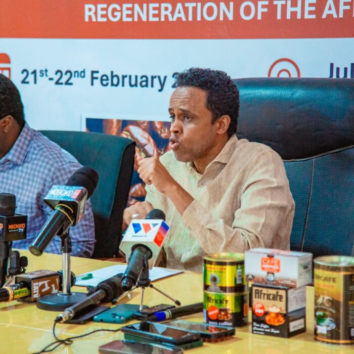 Tanzania imepata heshima kubwa ya kuwa mwenyeji wa Mkutano wa Tatu wa Nchi Zinazozalisha Kahawa Afrika (G-25 African Coffee Summit) unaotarajiwa kufanyika tarehe 21-22 Februari 2025 jijini Dar es Salaam. Mkutano huu, ambao awali umefanyika nchini Kenya na Uganda, utahudhuriwa na viongozi na wadau mbalimbali wa sekta ya kahawa barani Afrika. Mgeni rasmi atakuwa Mheshimiwa Dkt. Samia Suluhu Hassan, Rais wa Jamhuri ya Muungano wa Tanzania. Waziri wa Kilimo, Mheshimiwa Hussein Bashe (Mb), akizungumza na waandishi wa habari tarehe 14 Januari 2025 jijini Dodoma, ameeleza kuwa mkutano huu utakuwa fursa muhimu kwa Tanzania na Afrika kwa ujumla. Waziri Bashe amesema kuwa kupitia mkutano huu, Tanzania itakuwa mwenyeji wa uzinduzi wa “Tamko la Dar es Salaam” (Dar es Salaam Declaration) lenye lengo la kukuza thamani ya zao la kahawa barani Afrika. Mikakati ya Uwekezaji Kwenye Tafiti na Mafunzo ya Kahawa Katika kuhakikisha sekta ya kahawa inakua na kuwa endelevu, kupitia mkutano huu Tanzania inatarajiwa kunufaika kwa miradi miwili mikubwa: 1. Kituo cha Umahiri na Utafiti wa Kahawa Afrika (Center of Excellence and Research Center for Africa) – Kitajengwa katika Kituo cha Utafiti wa Kahawa Tanzania (TACRI) kilichopo mkoani Kilimanjaro. Kituo hiki kitakuwa kitovu cha uzalishaji wa miche bora na tafiti za kisayansi kuhusu kahawa barani Afrika. 2. Kituo Mahiri cha Mafunzo ya Uzalishaji wa Kahawa (Center of Excellency for Coffee) – Kituo hiki, Kitajengwa mkoani Dodoma na kitawezesha mafunzo ya kitaalam kwa wadau wa kahawa kuhusu teknolojia na mbinu bora za uzalishaji wa zao hili muhimu. Mafanikio ya Sekta ya Kahawa Tanzania Mhe, Waziri Hussein Bashe amepongeza juhudi za serikali ya awamu ya sita chini ya Dkt Samia Suluhu Hassan katika kukuza sekta ya kahawa nchini. Amebainisha kuwa uzalishaji wa kahawa umeongezeka kutoka tani 34,000 hadi tani 85,000 mwaka uliopita. Aidha, mauzo ya kahawa nje ya nchi yameongezeka kutoka Dola za Marekani milioni 140 hadi zaidi ya Dola milioni 230. Changamoto na Fursa za Sekta ya Kahawa Afrika Afrika inazalisha asilimia 50 ya kahawa yote duniani, lakini inachangia Dola za Marekani bilioni 2.5 pekee katika soko la kimataifa, ambalo lina thamani ya Dola bilioni 500. Mhe Waziri Hussein Bashe amesisitiza umuhimu wa nchi za Afrika kushirikiana na kuongeza thamani ya kahawa kwa kuachana na uuzaji wa kahawa ghafi na badala yake kuuza kahawa iliyochakatwa. “Katika miaka 10 ijayo, tunataka asilimia 50 ya kahawa inayozalishwa Afrika iongezewe thamani ndani ya bara hili na kufanikisha biashara huru miongoni mwa nchi zetu,” amesema Waziri Bashe. Mkutano wa Tatu wa G-25 African Coffee Summit utatoa mwelekeo mpya wa kimaendeleo katika sekta ya kahawa barani Afrika. Kwa Tanzania, mkutano huu si tu utaleta heshima ya kuwa mwenyeji bali pia utaimarisha nafasi yake kama kitovu cha uzalishaji na utafiti wa kahawa barani Afrika. Wadau wote wa sekta ya kahawa wanahimizwa kushiriki kikamilifu na kuchangia mafanikio ya mkutano huu muhimu.